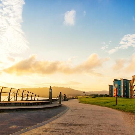 Sea View Apartment At The Beach! Лланелли Экстерьер фото
